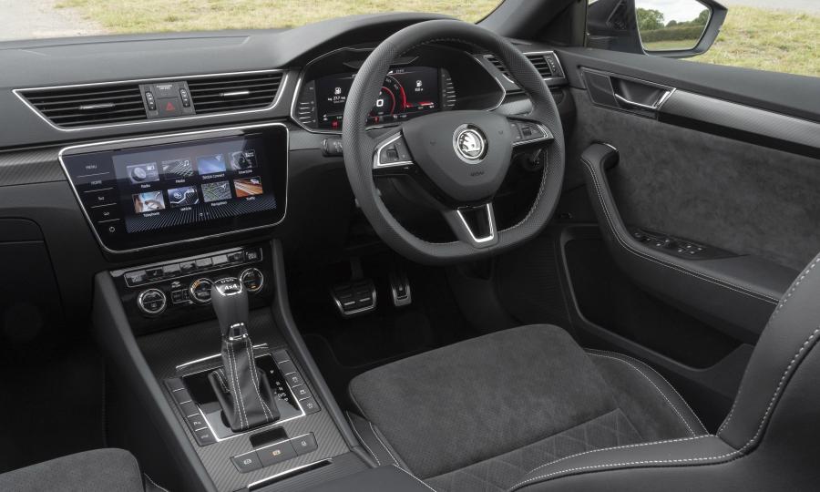 Торпедо Skoda Superb Combi 4x4 SportLine 2019 года  (UK) (фото 33 из 34)